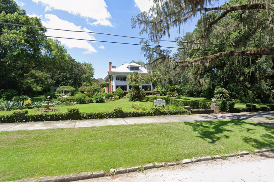 Located in Micanopy, south of Gainesville, lies a gorgeous BnB and wedding venue called Herlong Mansion.
